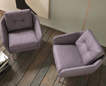Poltroncina in tessuto con piedini alti in metallo Duke di Valentini