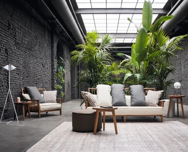 Poltrona Gray in noce di Gervasoni