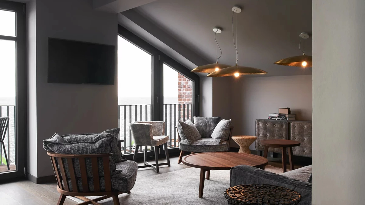 Poltrona Gray in noce di Gervasoni