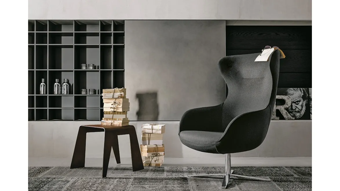 Poltrona in tessuto con base in metallo Maya di Valentini