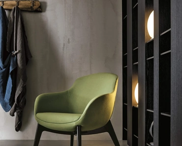 Poltroncina moderna in tessuto compatta e accogliente Rosa di Valentini
