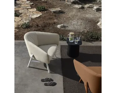 Poltroncina in tessuto dalla seduta curva e accogliente con struttura leggera in metallo verniciato Tuile di Kristalia