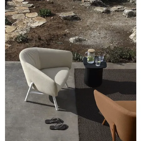 Poltroncina in tessuto dalla seduta curva e accogliente con struttura leggera in metallo verniciato Tuile di Kristalia