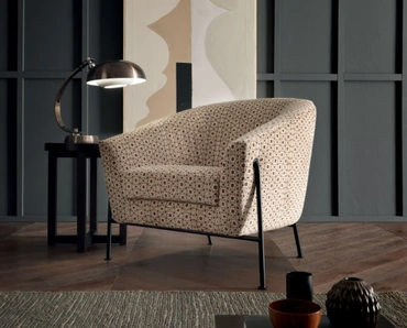 Poltroncina in velluto fantasia con struttura di sostegno in metallo brunito Loren di Valentini
