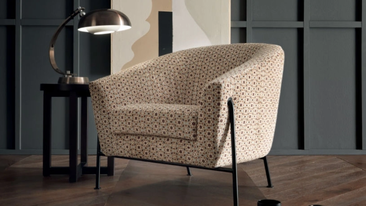 Poltroncina in velluto fantasia con struttura di sostegno in metallo brunito Loren di Valentini