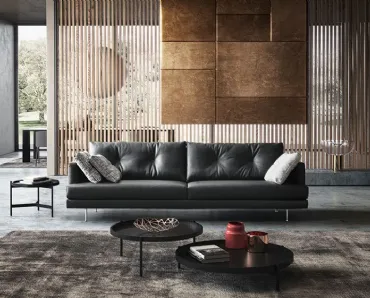 Divano lineare in pelle con cuscini dalle imbottiture morbide caratterizzati da impunture dall'effetto bottone Maxime di Valentini