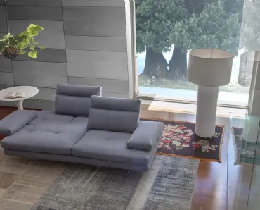 Divano lineare in tessuto con profondità della seduta ampliabile Toby Wing di Calia