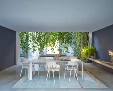 Sedia Al realizzata in tecnopolimero termoplastico riciclato con carica minerale e trattamento soft touchdi Kartell