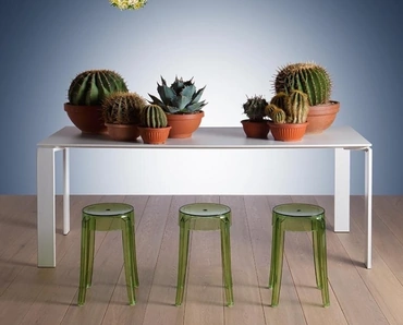 Sgabello impilabile Charles Ghost Stool in policarbonato di Kartell