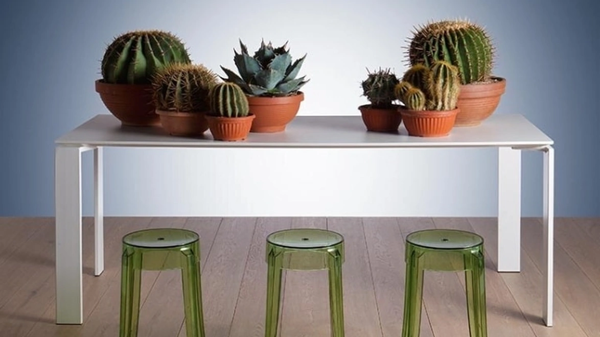 Sgabello impilabile Charles Ghost Stool in policarbonato di Kartell