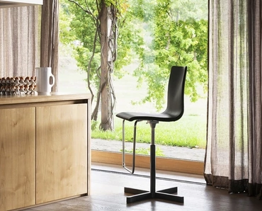 Sgabello Wok con seduta in cuoio di Desalto