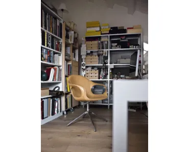 Sedia Elephant con seduta in cuoio e base girevole in metallo di Kristalia