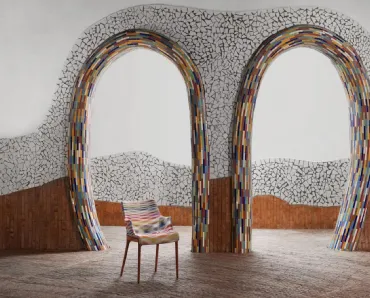 Sedia Eleganza Nia in plastica rivestita in tessuto con braccioli di Kartell