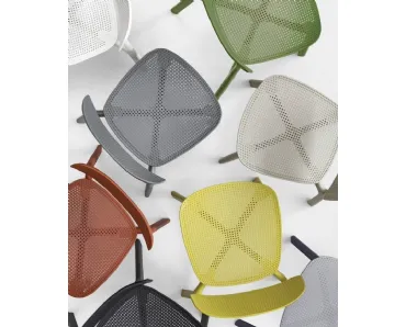 Sedia impilabile Colander di Kristalia