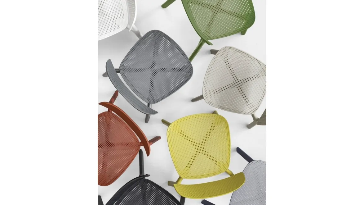 Sedia impilabile Colander di Kristalia
