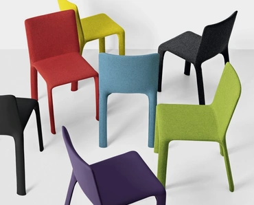 Sedia completamente rivestita in tessuto colorato senza braccioli Joko di Kristalia