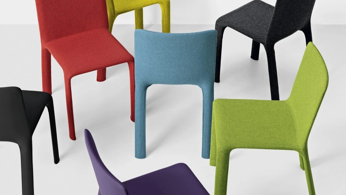 Sedia completamente rivestita in tessuto colorato senza braccioli Joko di Kristalia