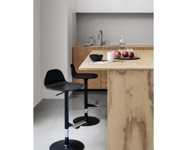 Sgabello girevole con altezza regolabile Pilat in legno di Kristalia