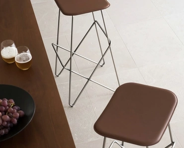 Sgabello Endless in cuoio e metallo di Desalto