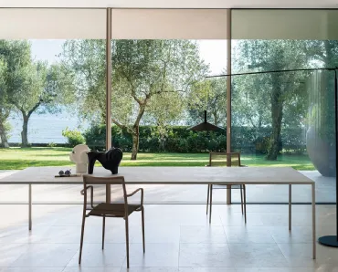 Tavolo 25 elegante e compatto, con top finitura in cemento di Desalto