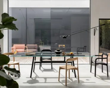 Tavolo Bottega con top in vetro e gambe in frassino di Kristalia