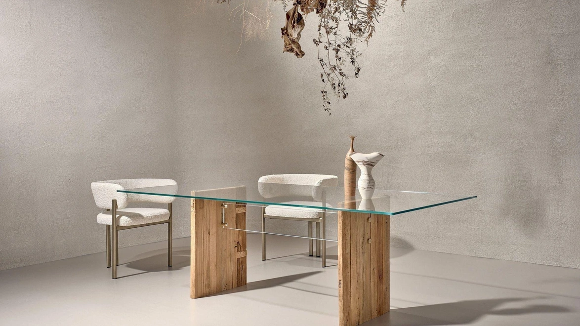 Tavolo Bridge in vetro con base in legno secolare di Nature Design