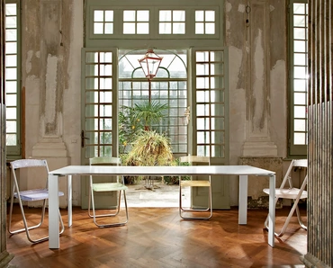 Tavolo Four Soft Touch con top in laminato e gambe in acciaio verniciato di Kartell