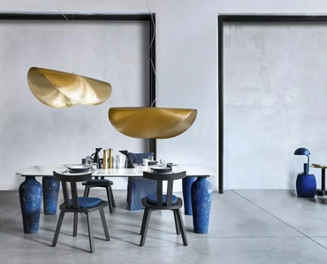 Tavolo Moon 33 in marmo bianco di Carrara e ceramica blu di Gervasoni