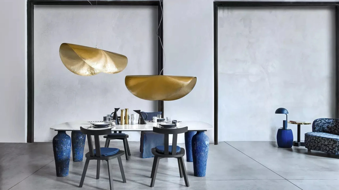 Tavolo Moon 33 in marmo bianco di Carrara e ceramica blu di Gervasoni
