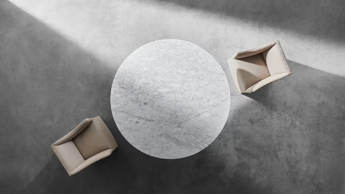 Tavolo Gray 38 in marmo bianco di Carrara e base in millgres di Gervasoni