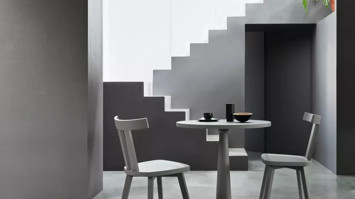 Tavolo Gray 39 in massello di noce laccato di Gervasoni