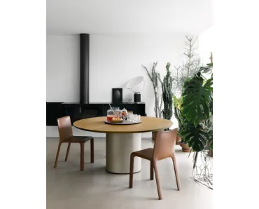 Tavolo rotondo in rovere  europeo con basamento verniciato Holo Pillar di Kristalia