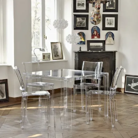 Tavolo Invisible in plexiglas trasparente di Kartell