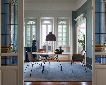 Tavolo rotondo Glossy con top in gres finitura marmo di Kartell