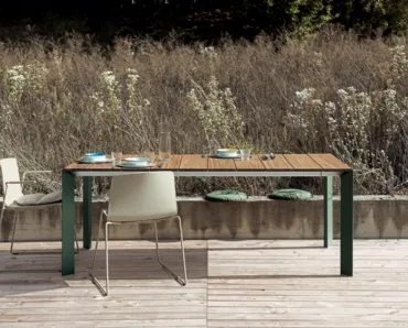 Tavolo da esterno con piano a doghe in Teak e gambe in alluminio verniciato Nori Slatted di Kristalia