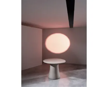 Tavolo rotondo Mae 39 in calce argilla spatolata di Gervasoni