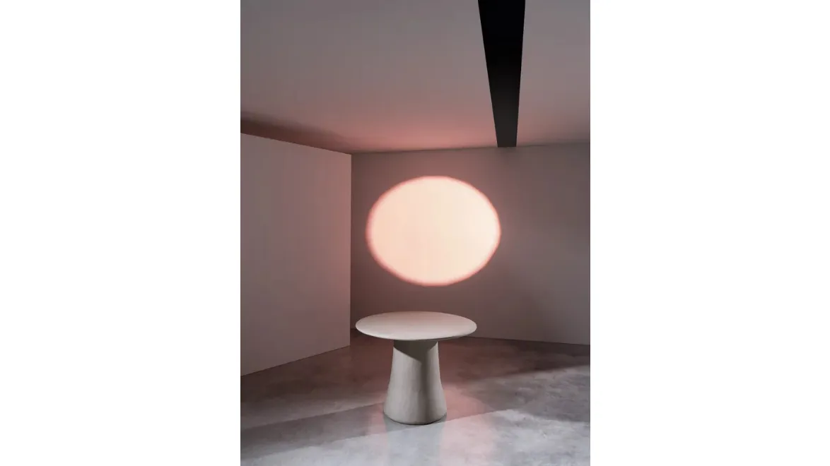 Tavolo rotondo Mae 39 in calce argilla spatolata di Gervasoni