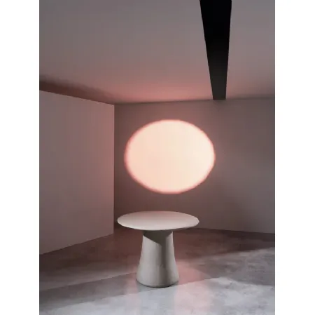 Tavolo rotondo Mae 39 in calce argilla spatolata di Gervasoni