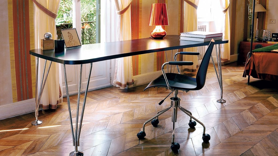 Tavolo Max con top in laminato e base in acciaio di Kartell