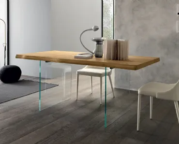 Tavolo rettangolare Meridiano di Altacon con piano in legno e gambe in vetro com