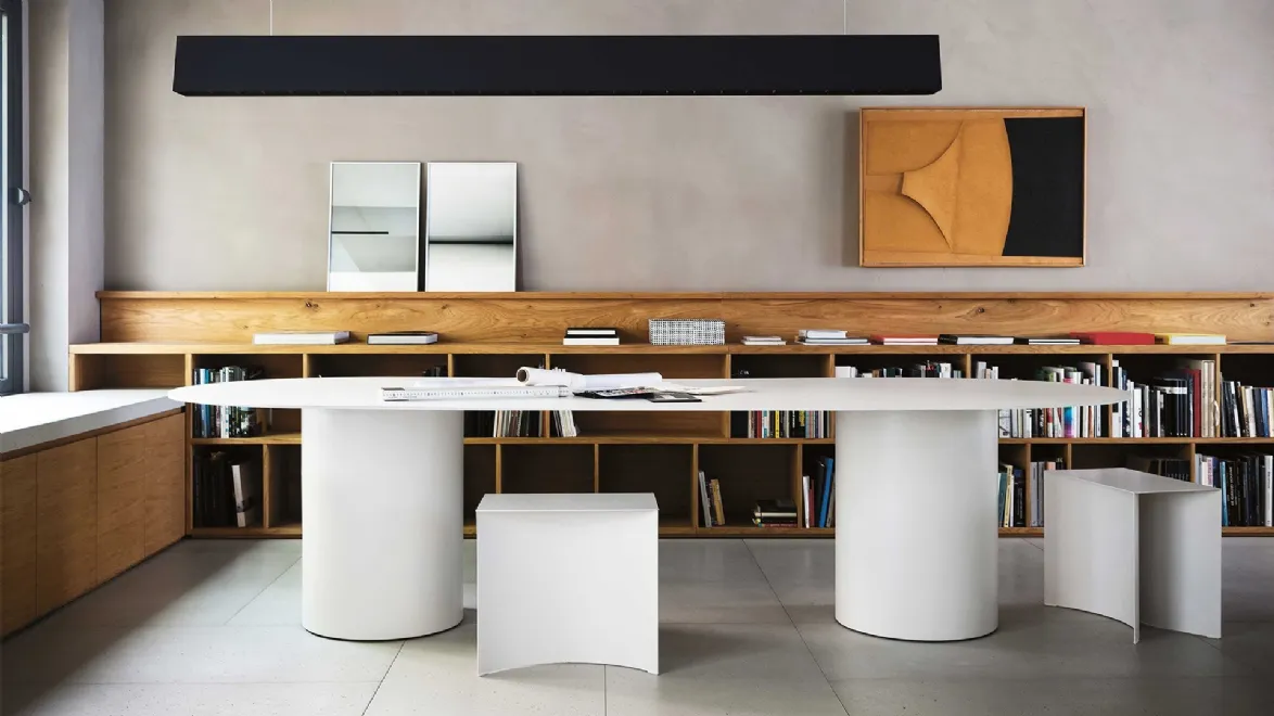 Tavolo MM8 in alluminio laccato con doppia base cilindrica di Desalto