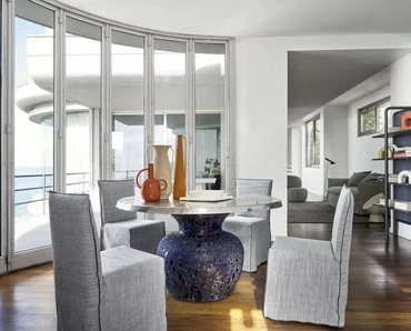 Tavolo Moon 34 con top in fusione di alluminio e base in ceramica di Gervasoni