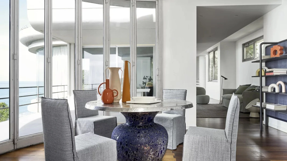 Tavolo Moon 34 con top in fusione di alluminio e base in ceramica di Gervasoni