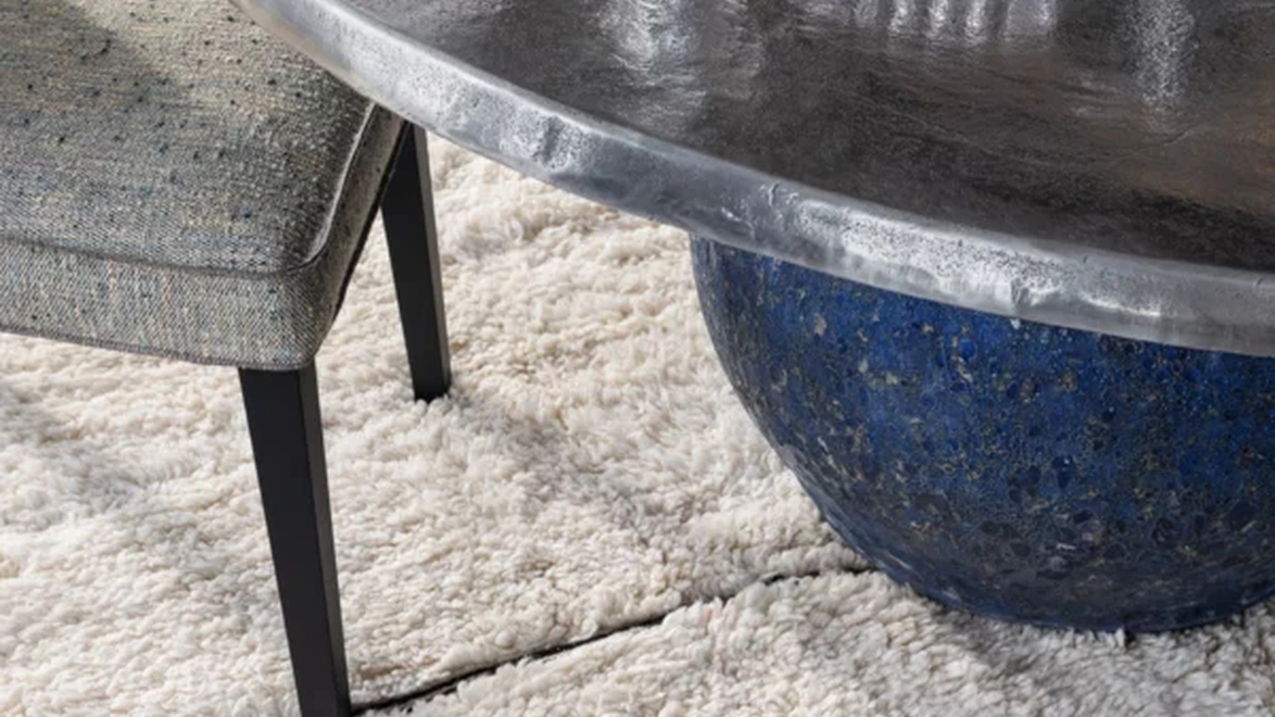 Tavolo Moon 34 con top in fusione di alluminio e base in ceramica di Gervasoni