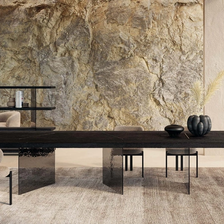 Tavolo Harvest Murano con top in frassino nero e base in vetro di Nature Design