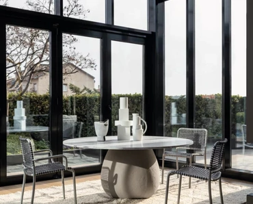 Tavolo Next 236 in marmo con base in cemento di Gervasoni