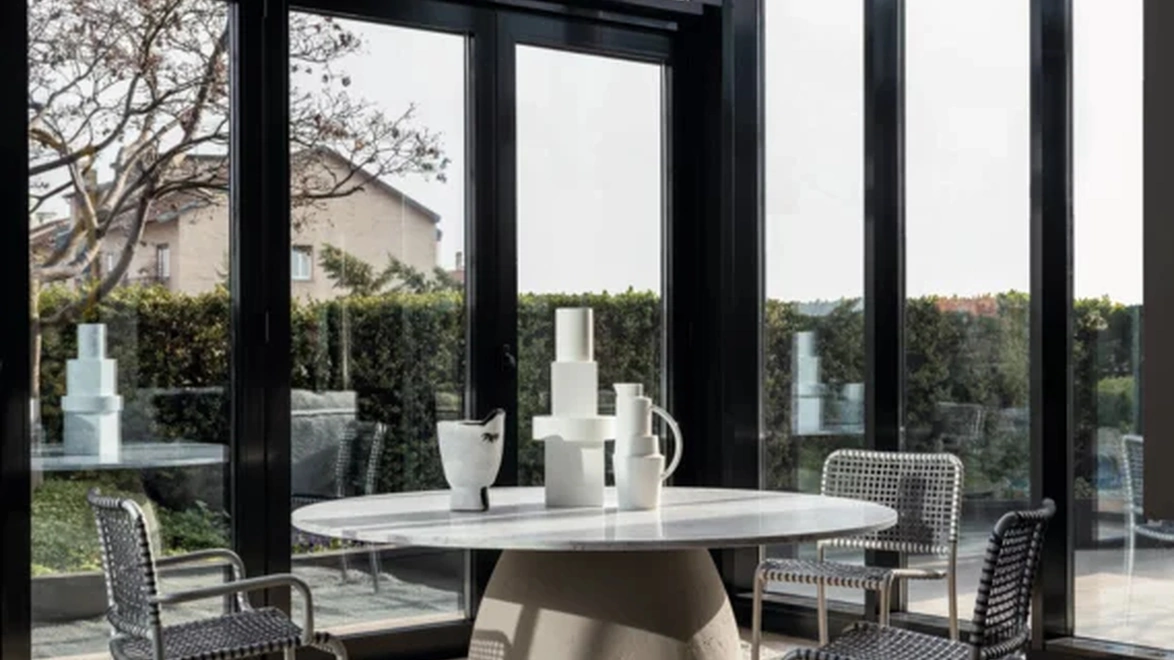 Tavolo Next 236 in marmo con base in cemento di Gervasoni