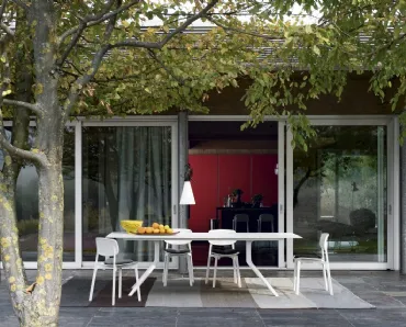 Tavolo allungabile con base in alluminio e top in laminato laccato bianco Oops di Kristalia