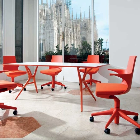 Tavolo Spoon con top in laminato e base in polipropilene di Kartell