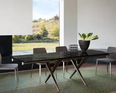 Tavolo allungabile Tender con piano in cristallo e gambe in pressofusione di alluminio e tubi in acciaio di Desalto